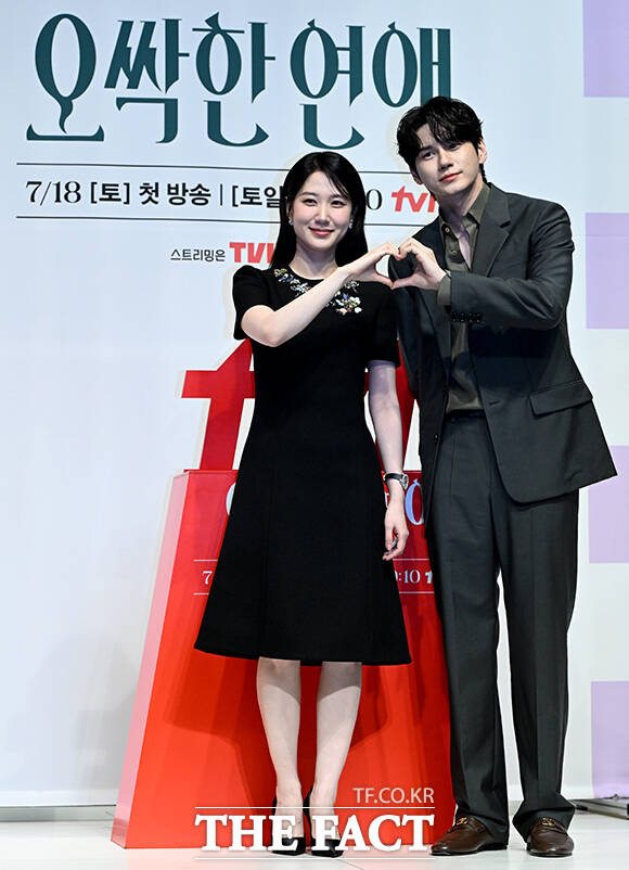 배우 옹성우, 이민수 감독, 배우 박은빈, 배우 양세종(왼쪽부터)이 14일 오후 서울 강남구 엘리에나 호텔 서울강남에서 열린 tvN 새 토일드라마 '오싹한 연애' 제작발표회에서 포즈를 취하고 있다. /박상민 기자