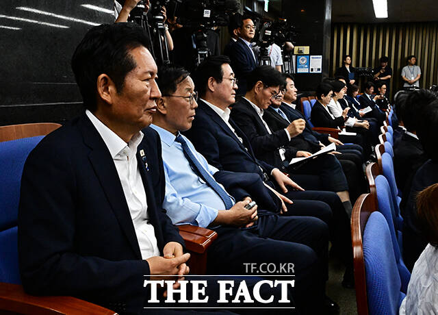 가까워 질수 없는 당대표 후보자들.