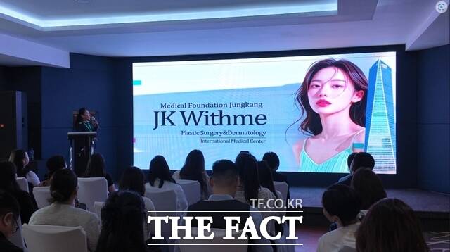 2026년 5월 몽골 인천 의료관광 설명회 중 '팀메디컬인천' 소속 유치 의료기관이 현지 바이어들에게 K-뷰티(피부·성형) 의료서비스를 소개하고 있다./인천관광공사