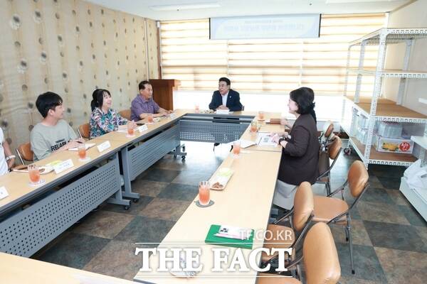 이응우 계룡시장이 지난 13일 계룡시사회복지협의회를 방문해 촘촘한 복지 안전망 구축과 지역사회 복지 증진 방안에 대해 의견을 나누고 있다. /계룡시