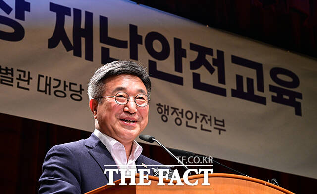 윤호중 행정안전부 장관이 14일 오후 서울 종로구 정부서울청사 별관에서 열린 민선 9기 지방자치단체장 재난안전교육에 참석해 인사말을 하고 있다. /임영무 기자