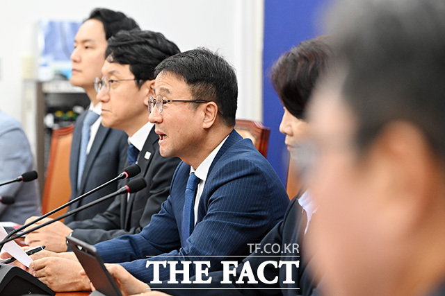 원내대책회의에서 발언하는 한병도 더불어민주당 당대표 직무대행 겸 원내대표(가운데).