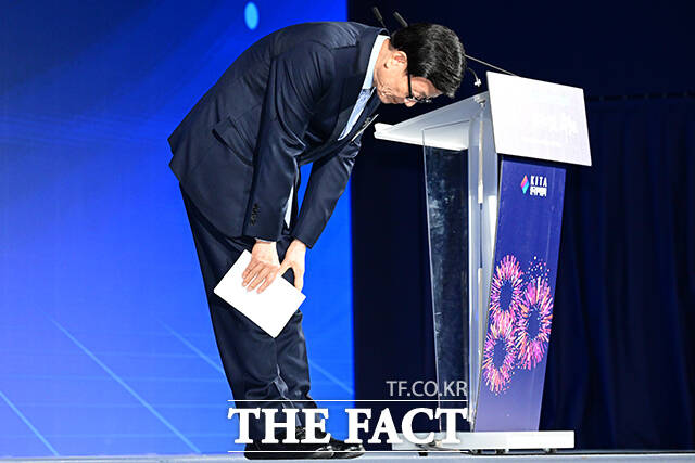 이날 참석한 내빈들이 박수를 치고 있다. 앞줄 오른쪽부터 여한구 산업통상부 통상교섭본부장, 한성숙 국무총리, 윤진식 한국무역협회장, 반기문 반기문재단 이사장, 김현기 강남구청장, 류진 한국경제인협회장, 손경식 한국경영자총협회장, 김기문 중소기업중앙회장, 최진식 한국중견기업연합회장.