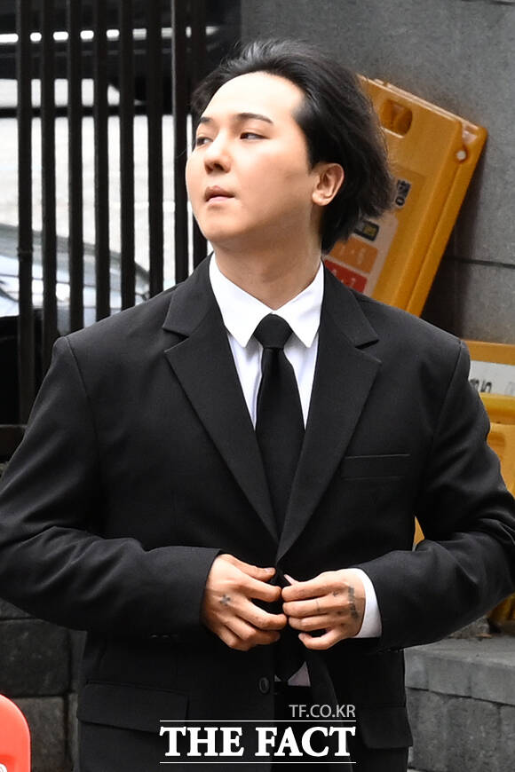 ‘부실복무‘ 의혹을 가진 그룹 위너의 송민호가 14일 오후 서울서부지방법원에서 열린 사회복무요원 복무 당시 관리 책임자 이 씨의 재판에 증인으로 출석하고 있다. /김성렬 기자