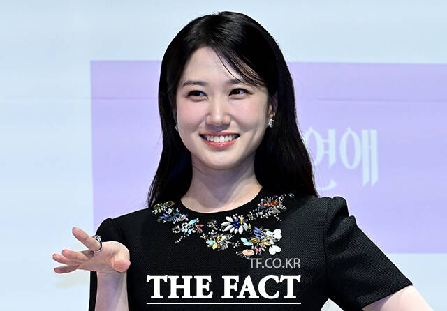 배우 옹성우, 이민수 감독, 배우 박은빈, 배우 양세종(왼쪽부터)이 14일 오후 서울 강남구 엘리에나 호텔 서울강남에서 열린 tvN 새 토일드라마 '오싹한 연애' 제작발표회에서 포즈를 취하고 있다. /박상민 기자