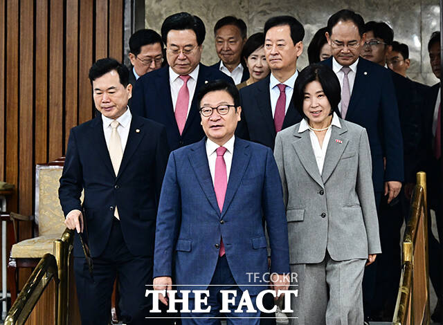 정점식 국민의힘 원내대표(가운대)가 14일 오전 서울 여의도 국회에서 열린 원내대책회의에 참석해 모두발언을 하고 있다. /국회=배정한 기자