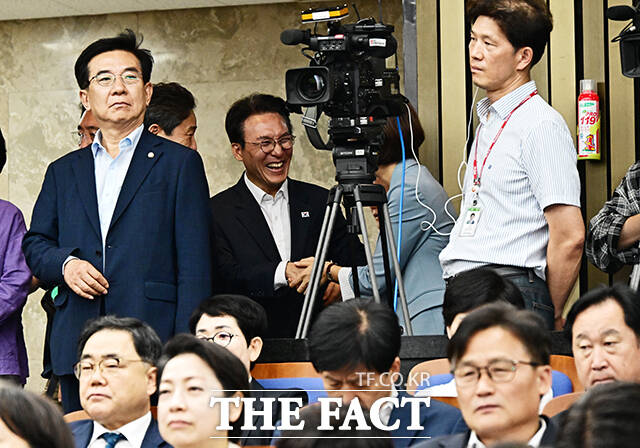 조금 늦게 회의장 도착한 김민석 전 국무총리.