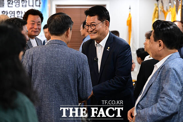 호남향우회 향해 하트 그리는 송영길 대표 후보.