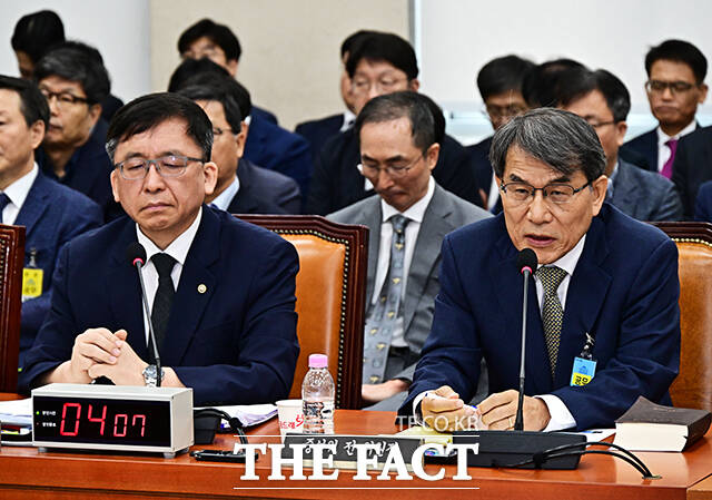 질의에 답변하는 노태악 전 중앙선관위원장.