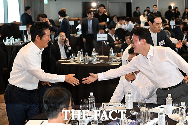 앞서 친청계는 청년최고위원제 도입에 반대 입장을 밝혀왔다. 사진은 지난 3일 서울 용산구 서울드래곤시티에서 열린 더불어민주당 22대 후반기 국회 대비 국회의원 워크숍에서 인사를 나누는 정청래 전 민주당 대표(왼쪽)와 김민석 전 국무총리. /서예원 기자