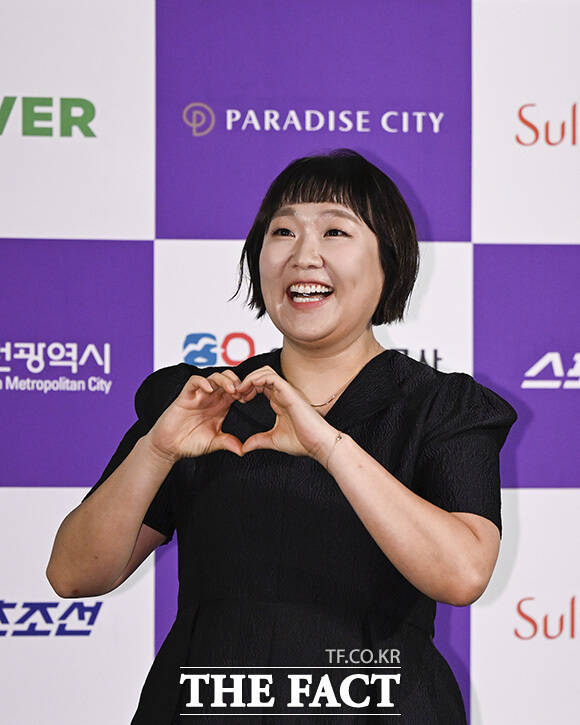 코미디언 이수지가 성대결절로 수술을 받는다. 그는 회복 후 활동을 이어갈 예정이다. 사진은 지난 7일 오전 서울 용산구 CGV 용산아이파크몰에서 열린 '제5회 청룡시리즈어위즈 핸드프린팅' 행사에 참석해 포즈를 취하고 있는 모습. /송호영 기자