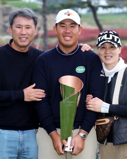 2024년 제네시스 챔피언십에서 안병훈이 우승했을 때 아버지(안재형), 어머니(자오즈민)와 찍은 사진. 한중 탁구스타 부부는 초등학교 6학년인 안병훈이 미국으로 골프유학을 떠날 때 한 사람(자오즈민)은 돈을 벌고, 한 사람(안재형)은 미국 현지에서 뒷바라지하기로 결정했다. / DP월드투어