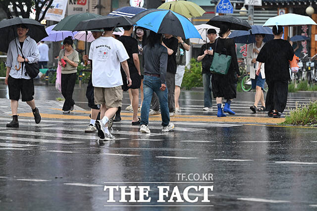 밤 사이 많은 비가 예보된 14일 오후 서울 관악구 당곡사거리에서 시민들이 우산을 쓴 채 발걸음을 재촉하고 있다. /김성렬 기자