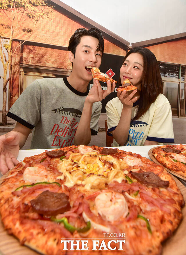 도미노피자가 무신사와 협업한 신제품 '무진장 슈프림 스테이크 피자'를 16일 출시할 예정인 가운데 모델들이 신제품을 들어 보이고 있다. 