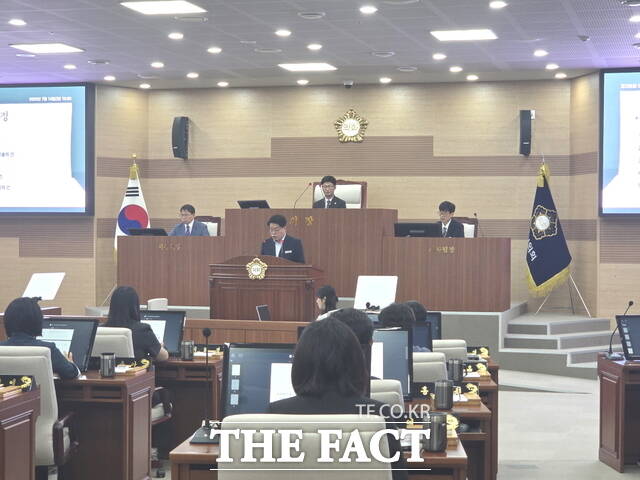 14일 아산시의회 제266회 임시회 본회의에서 추가경정예산안 심사 등 주요 안건을 논의하고 있다. /정효기 기자