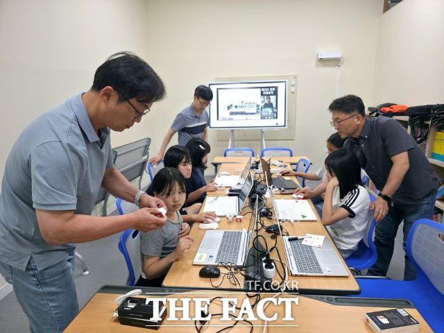 광양제철소 코딩교육 재능봉사단이 지역 청소년들에게 전문 코딩교육을 지원하고 있다./광양제철소