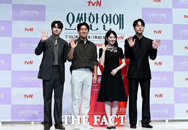 배우 옹성우, 이민수 감독, 배우 박은빈, 배우 양세종(왼쪽부터)이 14일 오후 서울 강남구 엘리에나 호텔 서울강남에서 열린 tvN 새 토일드라마 '오싹한 연애' 제작발표회에서 포즈를 취하고 있다. /박상민 기자