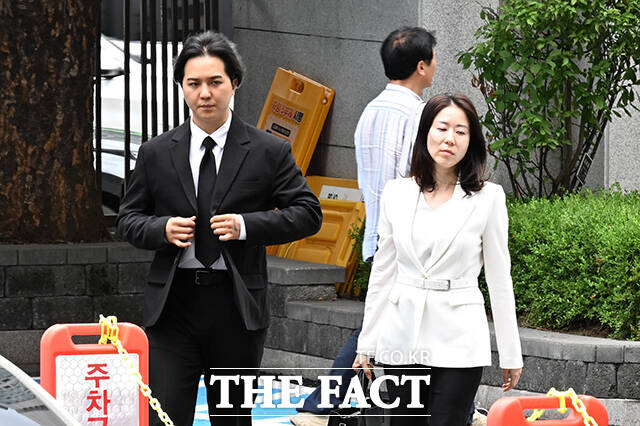 ‘부실복무‘ 의혹을 가진 그룹 위너의 송민호가 14일 오후 서울서부지방법원에서 열린 사회복무요원 복무 당시 관리 책임자 이 씨의 재판에 증인으로 출석하고 있다. /김성렬 기자