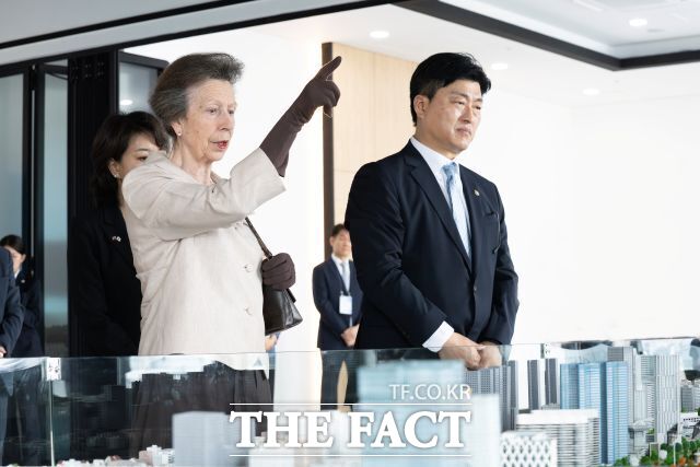영국 앤 공주가 14일 부산항을 방문해 현장을 둘러보고 있다. /해수부