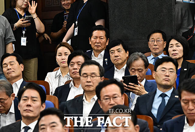 한병도 직무대행 모두발언 듣는 정청래 전 대표.