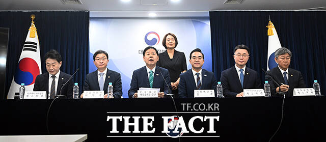 구윤철 부총리 겸 재정경제부 장관(가운데)이 14일 오후 서울 종로구 정부서울청사에서 하반기 경제성장전략 관계 부처 합동 브리핑을 하고 있다. /임영무 기자