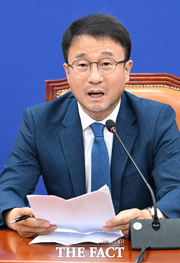 원내대책회의에서 발언하는 한병도 더불어민주당 당대표 직무대행 겸 원내대표(가운데).