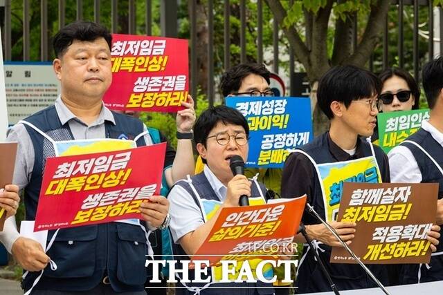 한국노동조합총연맹과 전국민주노동조합총연맹은 14일 오후 2시 정부세종청사 앞에서 '2027년 적용 최저임금 최종 심의를 앞둔 최저임금위원회 노동자위원 기자회견'을 개최하고 