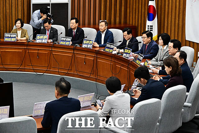 정점식 국민의힘 원내대표(가운대)가 14일 오전 서울 여의도 국회에서 열린 원내대책회의에 참석해 모두발언을 하고 있다. /국회=배정한 기자
