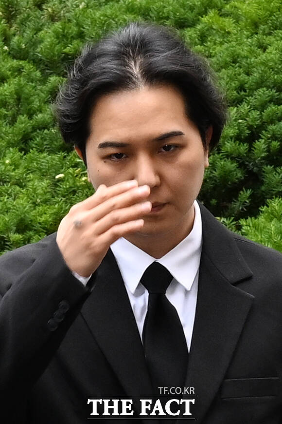 ‘부실복무‘ 의혹을 가진 그룹 위너의 송민호가 14일 오후 서울서부지방법원에서 열린 사회복무요원 복무 당시 관리 책임자 이 씨의 재판에 증인으로 출석하고 있다. /김성렬 기자