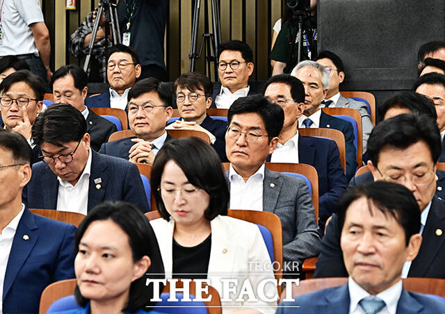 한병도 직무대행 모두발언 듣는 송영길 의원.
