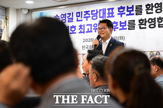 호남향우회 향해 하트 그리는 송영길 대표 후보.