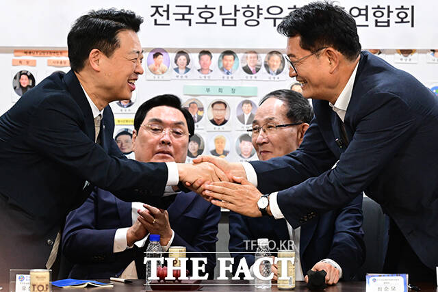 호남향우회 향해 하트 그리는 송영길 대표 후보.