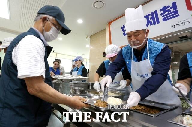 현대제철이 초복을 앞둔 14일 당진시노인복지관 경로식당에서 보양식 배식 봉사활동을 실시했다. /현대제철