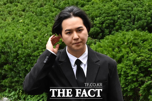 ‘부실복무‘ 의혹을 가진 그룹 위너의 송민호가 14일 오후 서울서부지방법원에서 열린 사회복무요원 복무 당시 관리 책임자 이 씨의 재판에 증인으로 출석하고 있다. /김성렬 기자