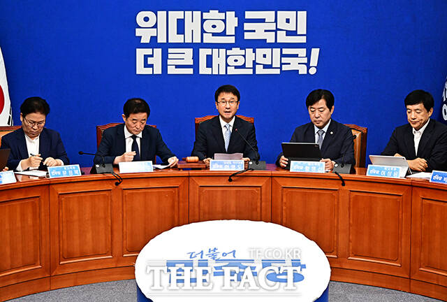 더불어민주당이 비공개 최고위원회의를 열고 차기 당대표 선거에 선호투표제를 도입하기로 결정했다. 반면 청년의 정치 참여 확대를 위해 추진된 선출직 청년최고위원제 도입안은 표결 끝에 부결되면서 당내 반발이 이어지고 있다. 사진은 10일 국회에서 열린 최고위원회의에 참석한 한병도 더불어민주당 대표 직무대행 겸 원내대표. /국회=배정한 기자