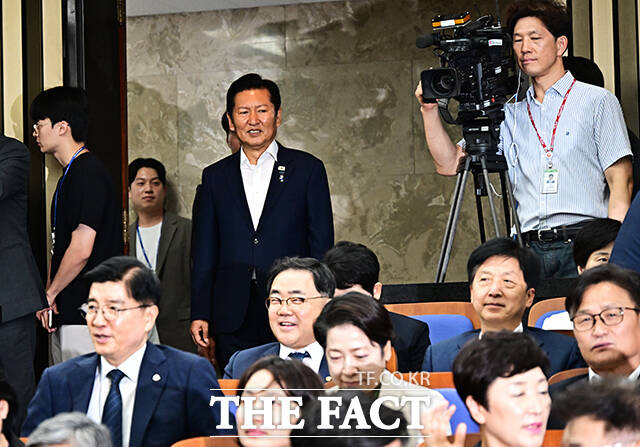의원총회 참석하는 정청래 전 대표.