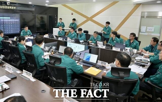 공주시가 14일 여름철 폭염에 따른 인명과 재산 피해를 최소화하기 위해 재난안전대책본부를 가동하면서 첫 회의를 열고 있다. /공주시