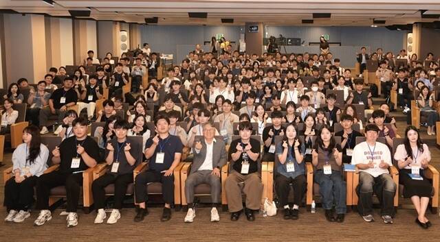 'Welcome to KG' 참석자들이 단체 기념사진을 촬영하고 있다. /KG그룹