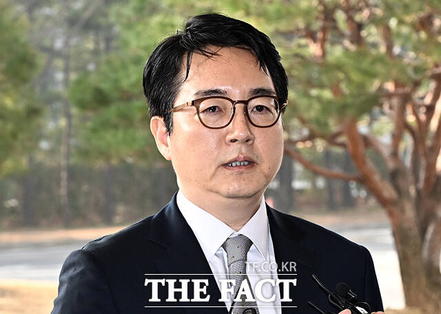 내란 가담 의혹을 받는 심우정 전 검찰총장이 오는 16일 구속 기로에 선다. 심 전 총장이 지난해 3월 서울 서초동 대검찰청으로 출근하며 기자들의 질문에 답변을 하고 있다. /임영무 기자