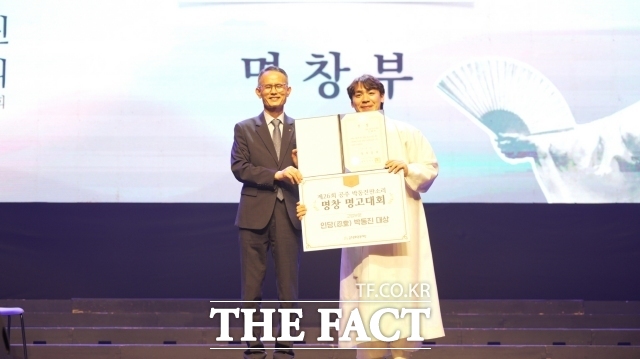 '제26회 박동진 판소리 명창·명고대회'에서 고법 부문 인당 박동진 대상(국무총리상)을 수상한 김태욱 씨가 기념촬영을 하고 있다. /공주시