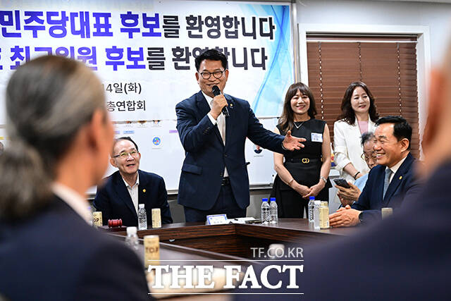 호남향우회 향해 하트 그리는 송영길 대표 후보.
