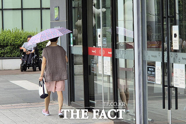한 시민이 매장을 나서고 있다.