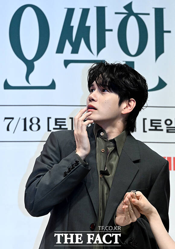 배우 박은빈(가운데)이 14일 오후 서울 강남구 엘리에나 호텔 서울강남에서 열린 tvN 새 토일드라마 '오싹한 연애' 제작발표회에서 배우 옹성우의 포즈에 웃음을 터뜨리고 있다. /박상민 기자