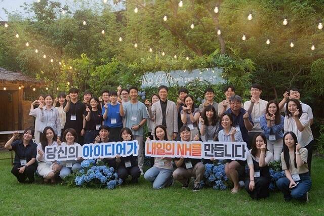 지난 13일 강태영 NH농협은행은행장(가운데)이 상품·제도 혁신을 이끄는 직원들과 소통의 시간을 갖고 기념촬영을 했다. /NH농협은행