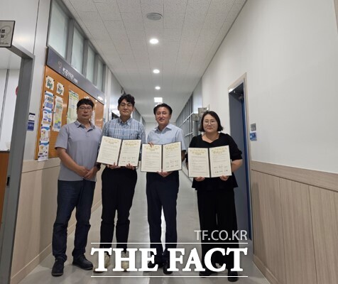 충남도립대 앵커사업단과 스마트팜학과가 한국폴리텍대학 순천캠퍼스 전기제어과와 교육 협력 활성화를 위한 업무협약(MOU)을 체결하고 있다. /충남도립대