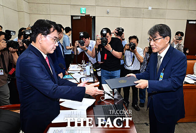 노태악 전 중앙선관위원장이 14일 오전 서울 여의도 국회에서 열린 '투표용지 부족사태 등 국민 참정권 침해 진상규명 및 선거관리 개혁을 위한 국정조사특별위원회' 제1차 청문회에 참석해 증인선서를 마친 뒤 윤상현 위원장(왼쪽)에게 선서문을 제출하고 있다. /국회=배정한 기자