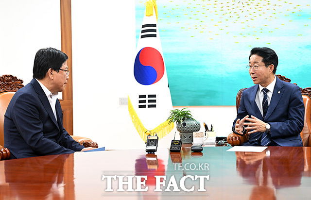 최교진 교육부 장관 만난 조정식 국회의장(오른쪽).