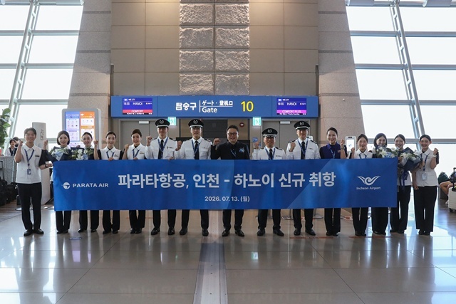 지난 13일 인천국제공항에서 진행된 파라타항공 인천-하노이 신규 취항식에서 윤철민 대표이사(가운데)와 임직원들이 기념 촬영을 하고 있다. /파라타항공