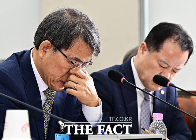 생각에 잠긴 노태악 전 중앙선관위원장.
