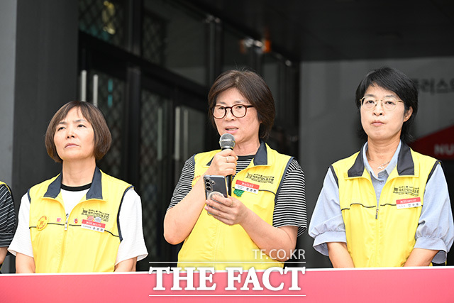 노조원들이 기자회견을 마친 후 면담 연기 규탄 대자보를 붙이고 있다.